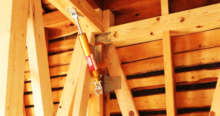 耐震補強工事中の木造住宅の柱、耐震ブレース
